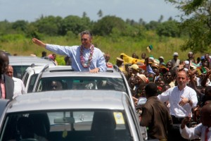 A população do Lumbo saúda a chegada do Presidente Cavaco Silva, junto da estrada que liga esta vila à Ilha de Moçambique. Moçambique, 26 de Março de 2008